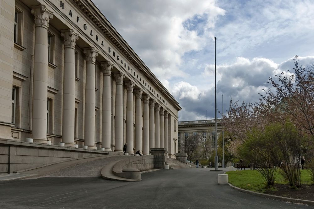 Пред Националната библиотека „Св. Св. Кирил и Методий” в София се намира един от най-впечатляващите монументи в столицата, дело на скулптора Владимир Гиновски (1927-2014) и на арх. Иван Иванчев (1915-1994).