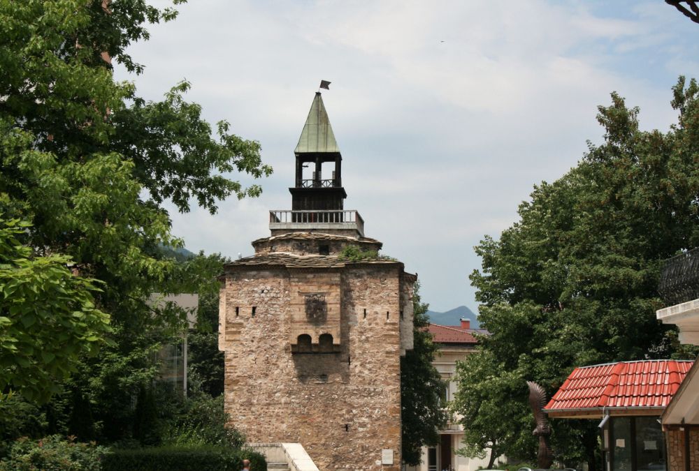 Петметрова бронзова скулптура на първоучителите се издига и във Враца – до старинната часовникова кула. Тя е дело на местните скулптори Георги Тешков и Моника Игаренска.