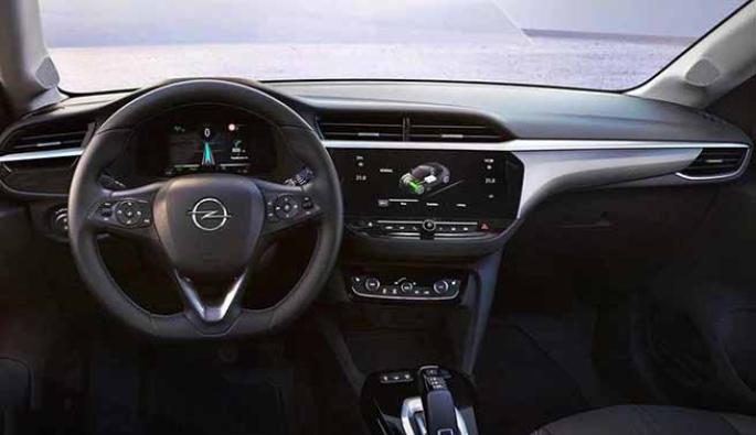  Интериорът е типичен за Opel, като скоростният лост е зает от Peugeot.