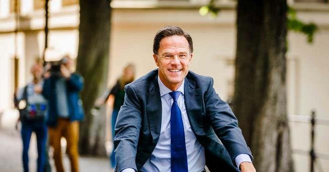 Премиерът на Холандия Марк Рюте пристигна на велосипед до избирателната