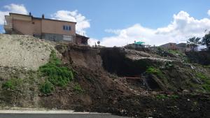Срутване на земна маса в локалното на