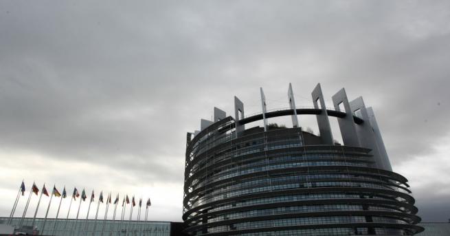 Европейският парламент споделя правомощията по отношение на бюджета и законодателството
