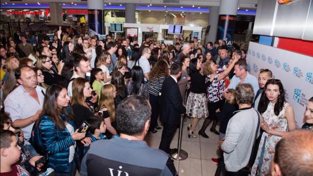 Стотици фенове отпразнуваха финала на „Откраднат живот“ и „Дяволското гърло“ с прожекция на голям екран