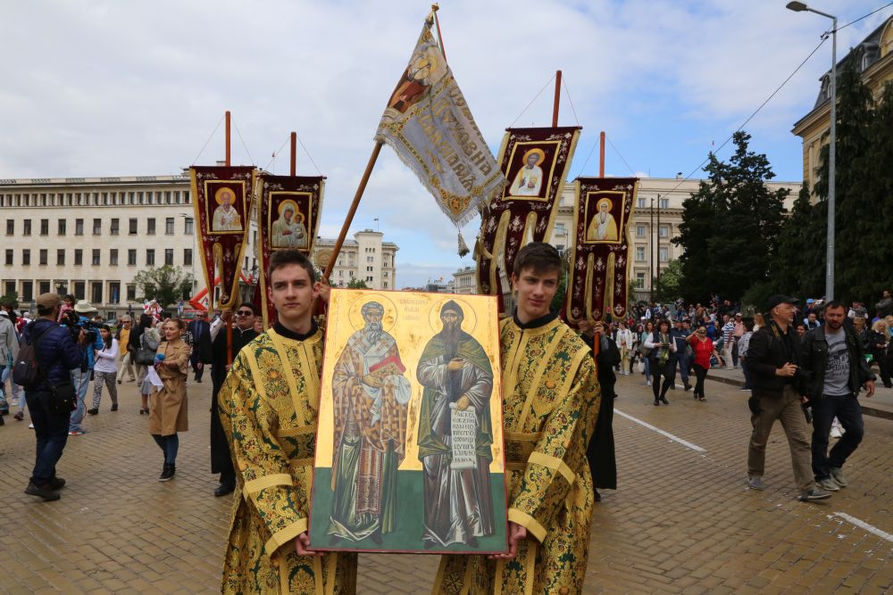 Традиционното шествие за Деня на българската просвета и култура озари София