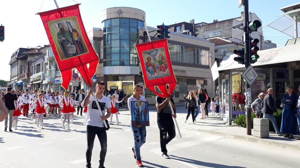 Празнично шествие изпълни улиците на Свищов по повод 24 май