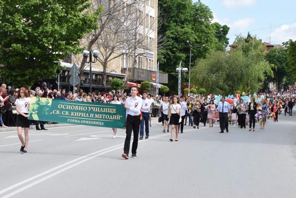 Празнично шествие премина през Горна Оряховица в Деня на българската просвета и култура
