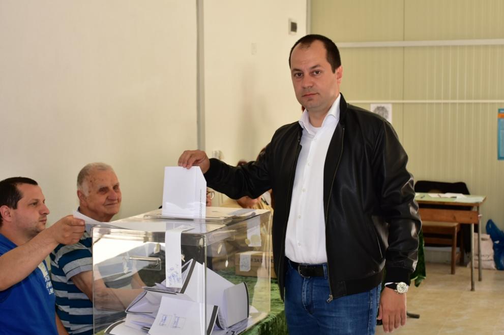 Калин Каменов гласува.