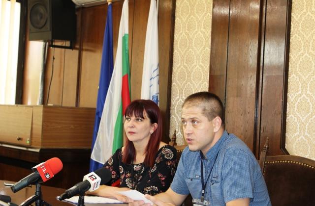 Председателят и член на РИК