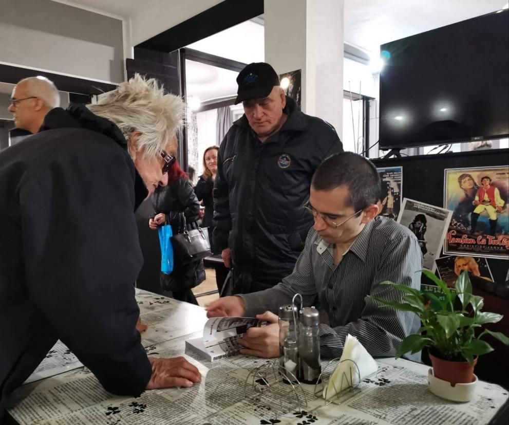 първия роман за лагера край Ловеч