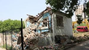 Багер започна събарянето на необитаеми ромски къщи