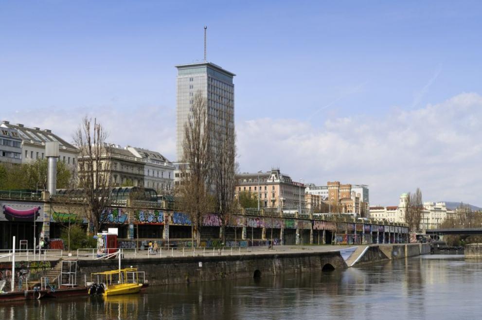 Една от емблематичните сгради на Дунавския канал във Виена, известна като Рингтурм, ще се превърне в огромна арт инсталация за 12-а поредна година
