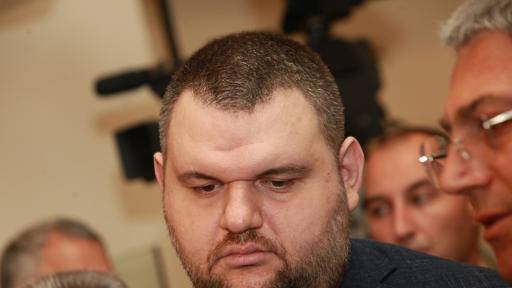  Пеевски с великденски привет към медиците: Да знаят, че постоянно ще бъда до тях! 