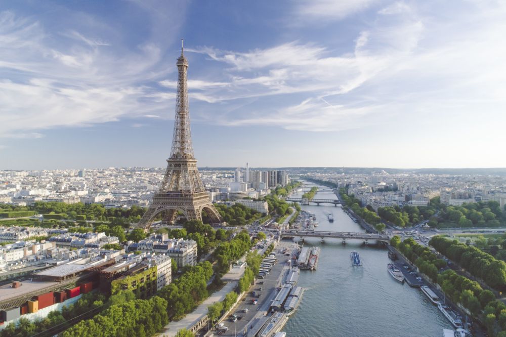 Париж е върхът на изкуството, историята, културата и туризма. „Градът на светлината” е дом на музей на изкуството „Лувър”, вълшебната Айфеловата кула и очарователната „Шанз-Елизе”, заобиколени с магазини и бутици от висок клас.