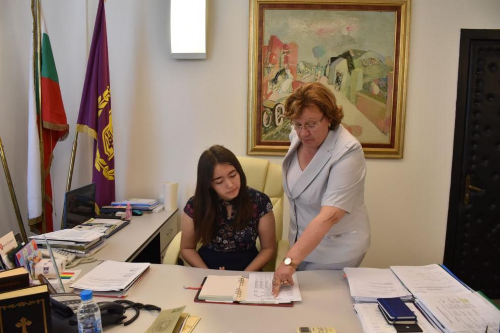 Ученичка от Езиковата гимназия стана млад кмет за един ден в Ловеч