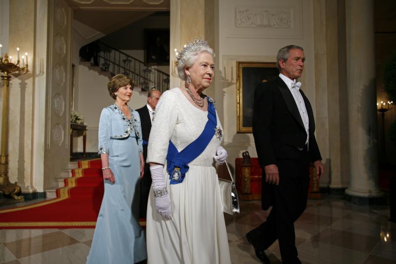 <p>Никой не може да яде, след като кралицата е приключила с храната си. Последната хапка на монарха слага край на докосването на храна по време на събирания.</p>