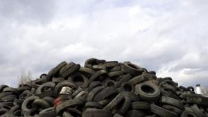Незаконно сметище от автомобилни гуми установиха в резервата Атанасовско езеро