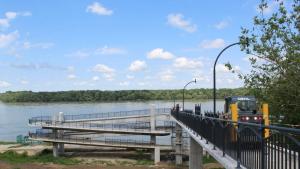 Кметът инспектира строежа на новата пасарелка на Кея