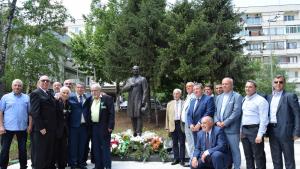 В Горна Оряховица вече има паметник на Атанас Буров