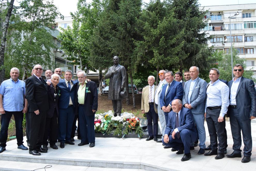 В Горна Оряховица вече има паметник на Атанас Буров