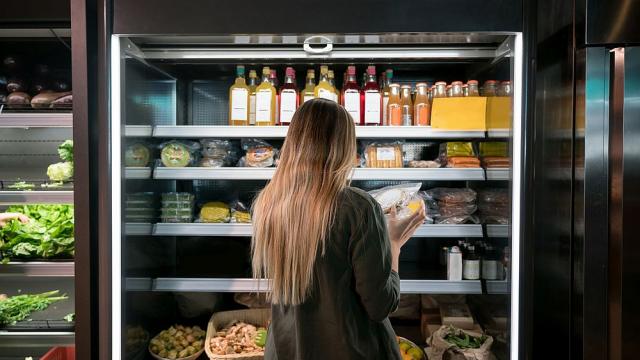 Задържаха жена, защото облизала продукти в супермаркет