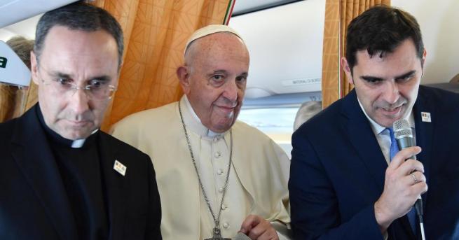 Папа Франциск пристигна в Букурещ за тридневна държавна духовна и