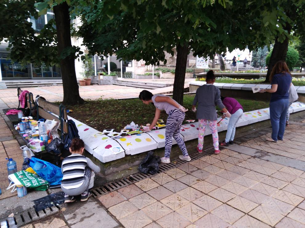 Деца от центровете за настаняване от семеен тип в Добрич рисуват пред сградата на кметството на 1 юни