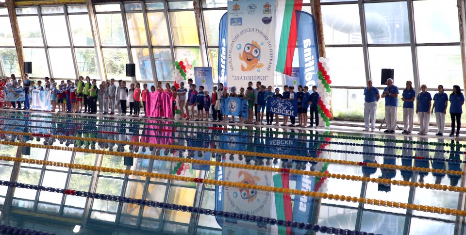 Министър Кралев откри детския турнир по плуване Златоперки1