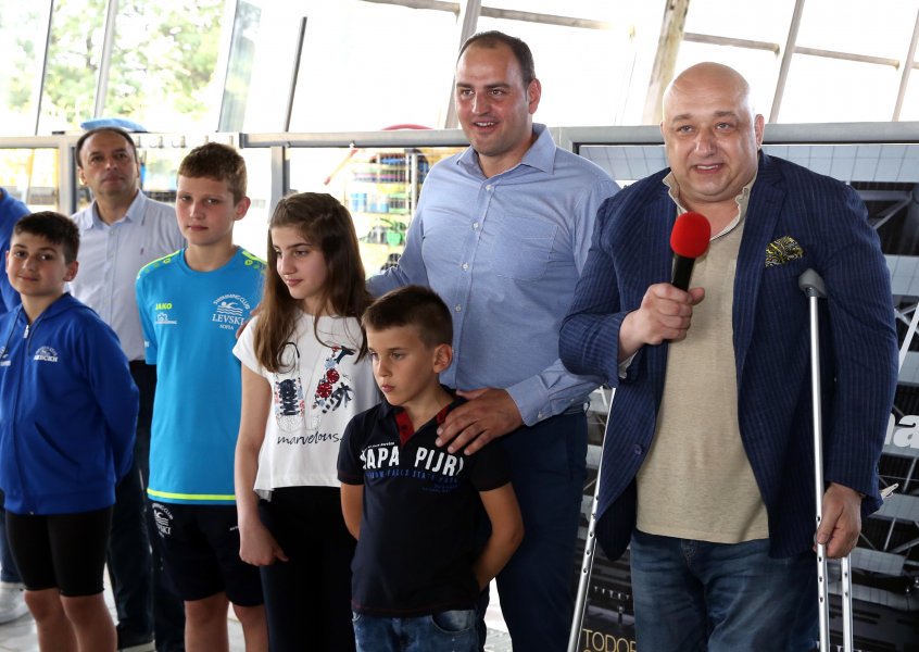 Министър Кралев откри детския турнир по плуване Златоперки1