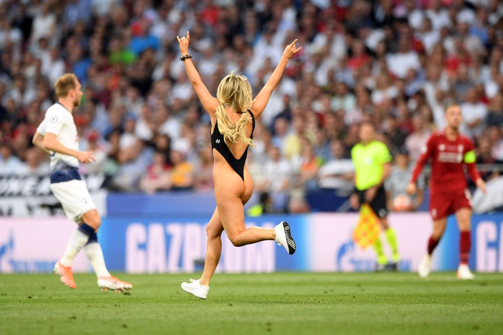 Секси блондинка смути футболен финал