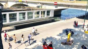 Париж български букви