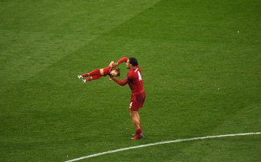 Защитникът на Ливърпул Върджил ван Дайк след като спечели Шампионската