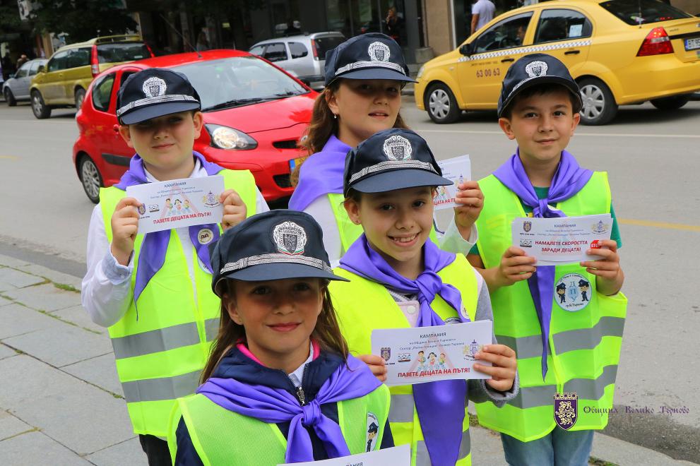 Деца от Велико Търново се преобразиха като полицаи в голяма кампания за пътна безопасност