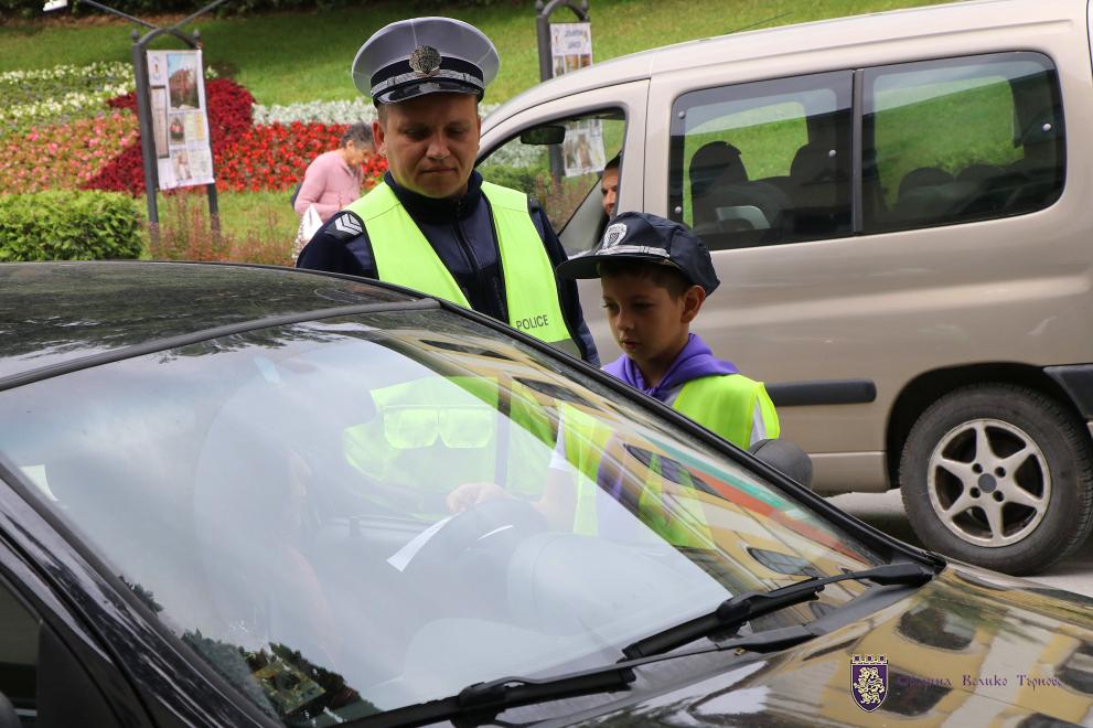 Деца от Велико Търново се преобразиха като полицаи в голяма кампания за пътна безопасност