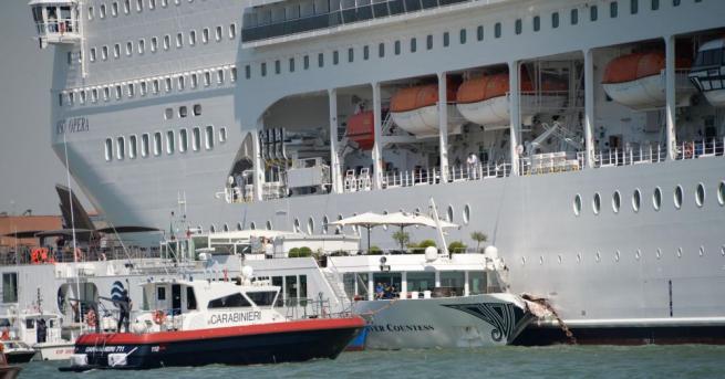 Круизен кораб се удари в кей и в туристическо корабче