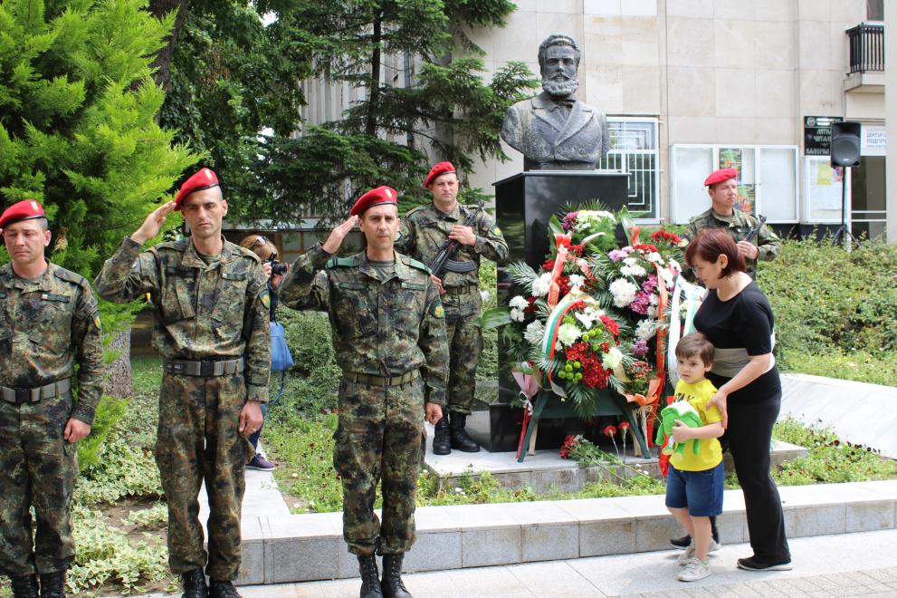 Хасково, Ритуал по поднасяне на венци и цветя