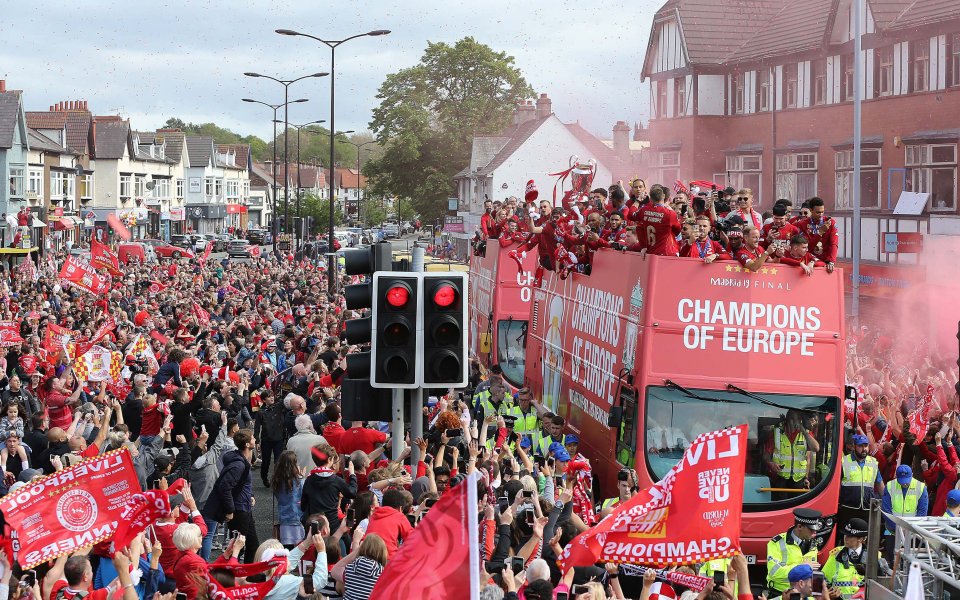 Хиляди фенове излязоха по улиците на Ливърпул, за да празнуват