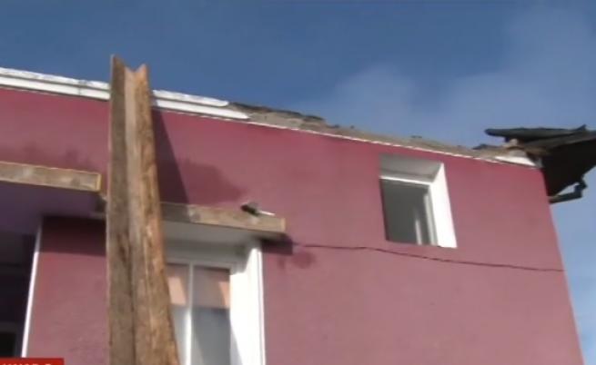 Гръмотевици оставиха къща без покрив в Казанлък