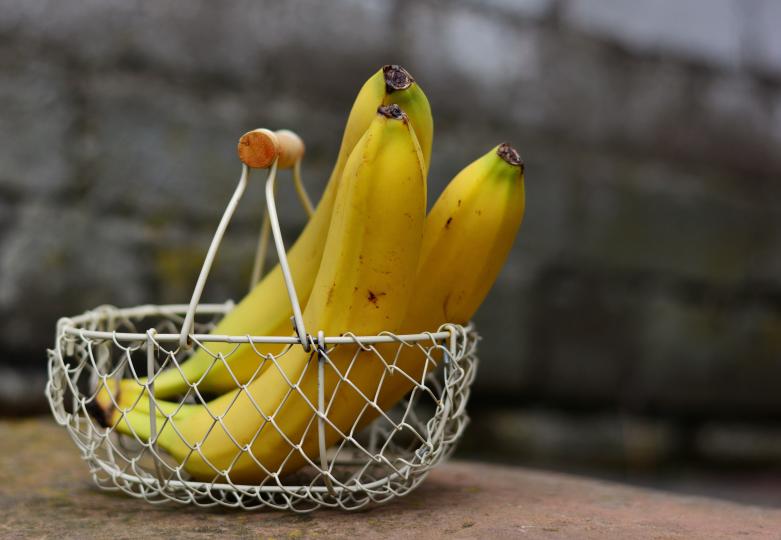 <p><strong>За да узреят бананите по-бързо</strong>, направете дупки върху обелката им с помощта на вилица, след което ги оставете в микровълновата за 1-2 минути.</p>