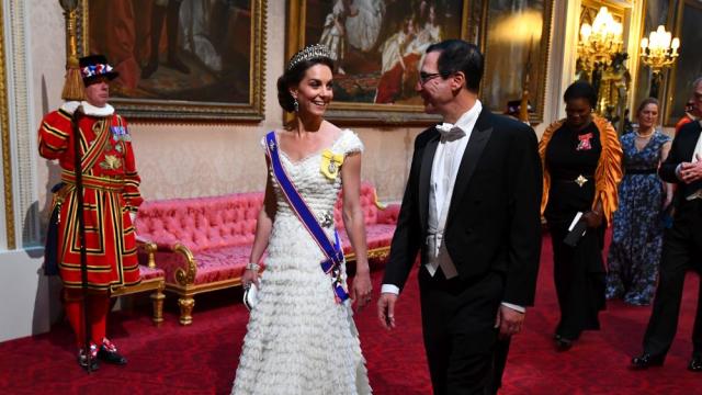 На банкета на кралицата: Мелания Тръмп с Dior, Кейт с диадема на принцеса Даяна (СНИМКИ)