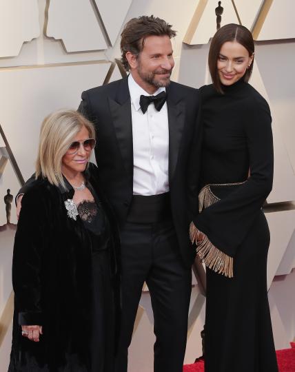 <p>Заедно с майката на Брадли Купър - Глория Кампано, на наградите &bdquo;Оскар&ldquo;, 2019 г.</p>
