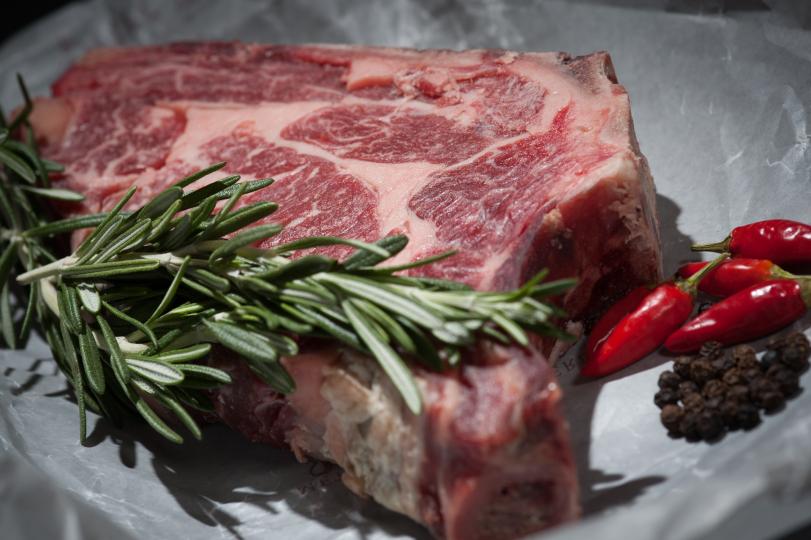 <p><strong>Червено месо</strong><br />
<br />
Ако миете червеното месо преди готвене, вие добавяте влага, а това ще засегне вкуса на ястието. Попивайте месото с хартиена кърпа или салфетка. Ако планирате мариноване на месото, винаги го дръжте в хладилника. Същото важи и за пилешкото месо.</p>