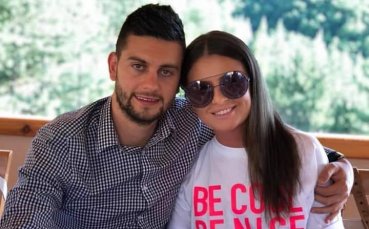 Футболистът на Левски Станислав Костов и половинката му станаха родители