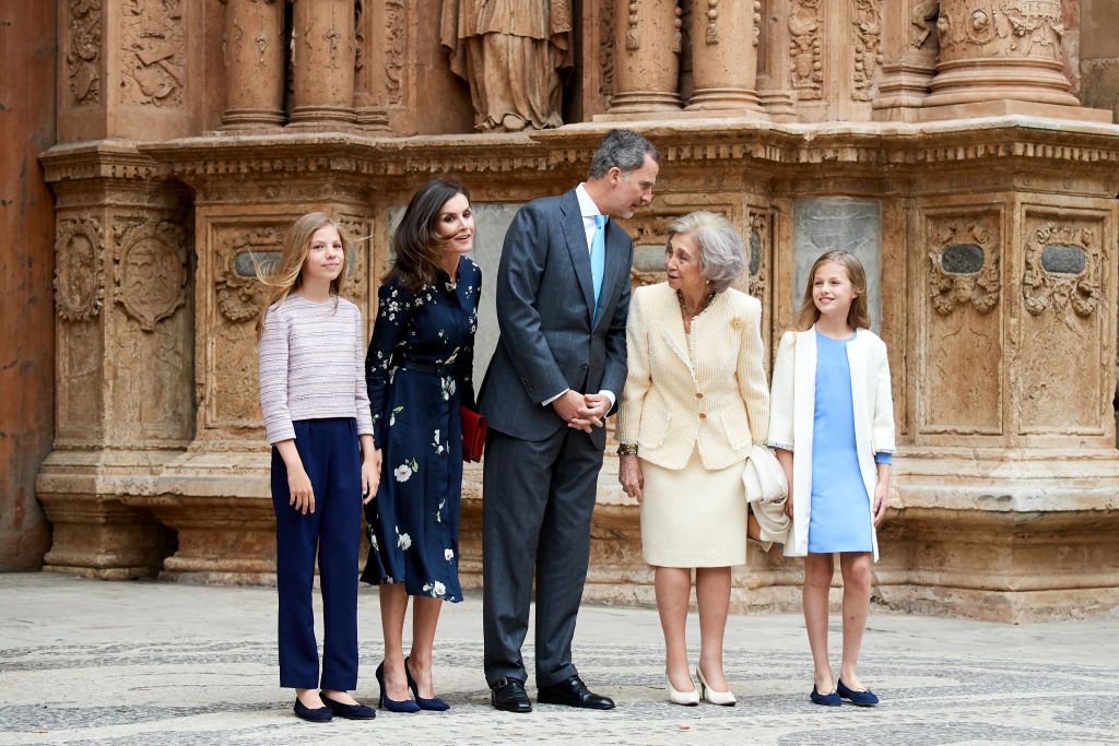 Наследничката на трона на Испания принцеса Леонор, 13 г., е по-голямата от двете дъщери на крал Фелипе Шести и кралица Летисия (на снимката)