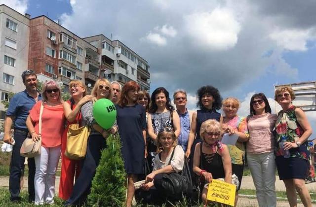 Г- жа ЕЖКОВА и нейните бивши ученици поставиха началото на традиция   за засяване на дръвчета в двора на училището
