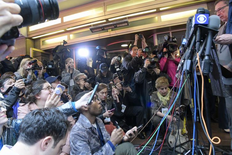  Хеликоптерът се е възпламенил, до момента в който е правел опит да се приземи върху постройката. Един човек е умрял 