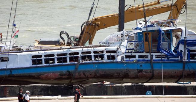 Работници извадиха с кран от Дунава потъналото корабче с южнокорейски