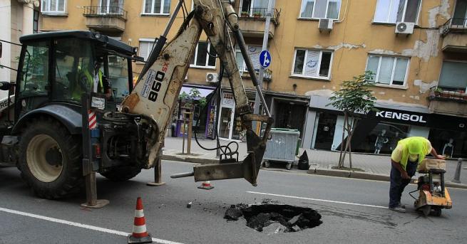 Авария затвори една от централните улици в София Огромна дупка