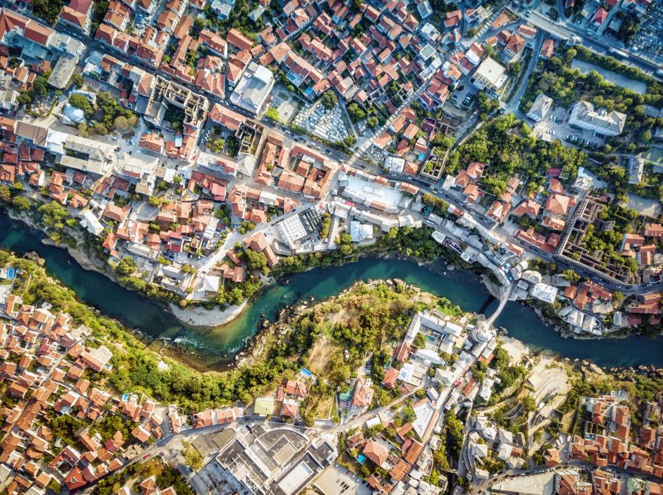 Мостар е една от най-популярните дестинации в Босна и Херцеговина., Всяка година малкото градче привлича хиляди туристи., Мястото е съчетание от невероятна природа, история и архетектура. Наричат го градът с калдъръмените улички и приказния Стар мост.
