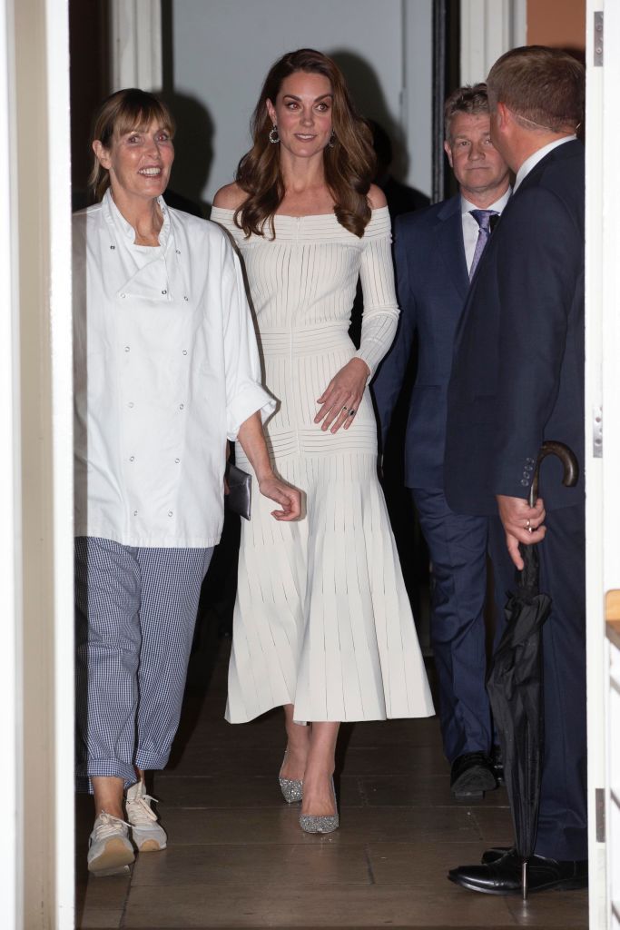 Херцогиня Катрин в изящна бяла рокля