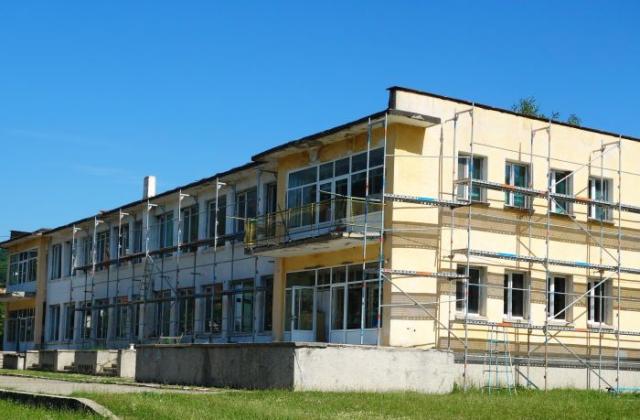 Ремонтират училище и две детски градини в Гоце Делчев